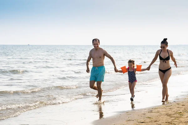 Familie Läuft Strand Mutter Und Vater Mit Kleinem Kind — Stockfoto