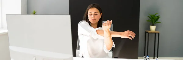 Vrouw Rekt Zich Uit Bij Balie Stretch Oefening Stoel — Stockfoto