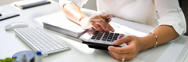 Lady Calculating Factuur Gecharterde Accountant Met Calculator — Stockfoto