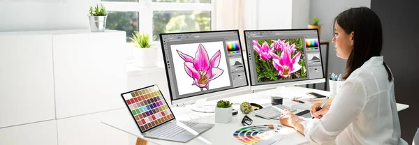 Grafisch Ontwerper Kunstenaar Werkt Aan Meerdere Computerschermen — Stockfoto