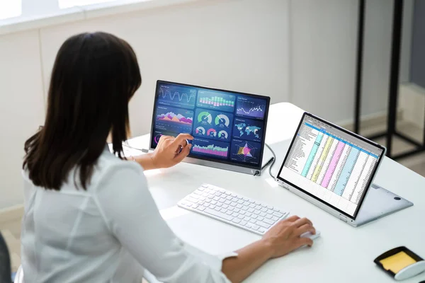 表計算シートレポートをノートパソコン画面で操作するアナリスト従業員 — ストック写真