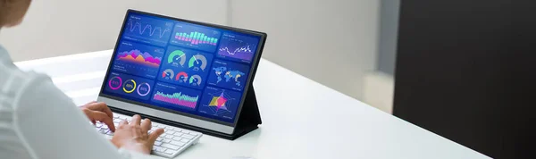 Σύμβουλος Marketing Business Χρησιμοποιώντας Tablet Υπολογιστή Στο Γραφείο — Φωτογραφία Αρχείου