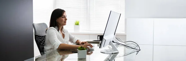 Zelfverzekerde Zakenvrouw Aan Het Bureau Werken — Stockfoto