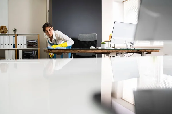 Hausmeisterreinigung Schreibtisch Hygiene Reinigungsdienst — Stockfoto