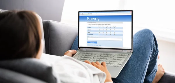 オンライン調査フォームに入力します 成人フィードバック評価 — ストック写真