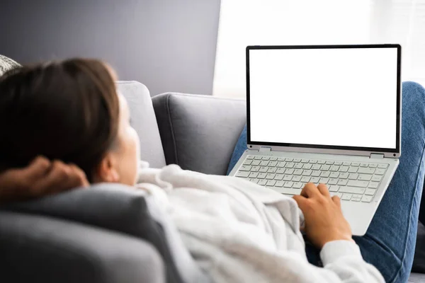 Frau Hause Zimmer Mit Leerem Laptop — Stockfoto