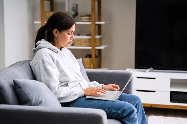 Mulheres Usando Computador Portátil Sofá Sofá — Fotografia de Stock