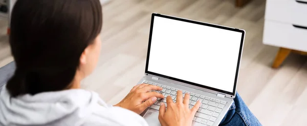Boş Dizüstü Bilgisayarı Olan Bir Kadın — Stok fotoğraf