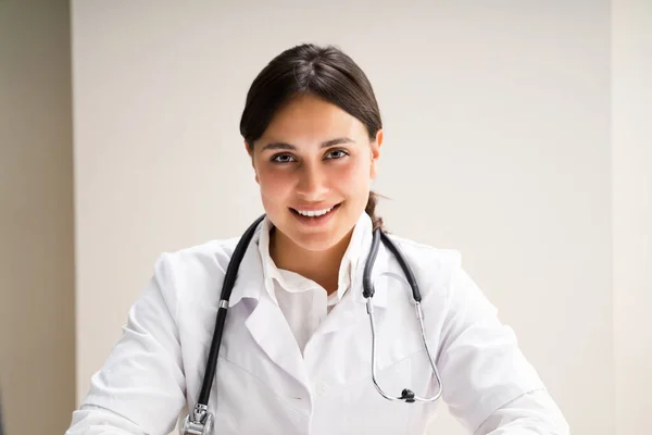 Ευτυχισμένος Γιατρός Γιατρός Γυναίκα Πορτρέτο Κοιτάζοντας Webcam — Φωτογραφία Αρχείου