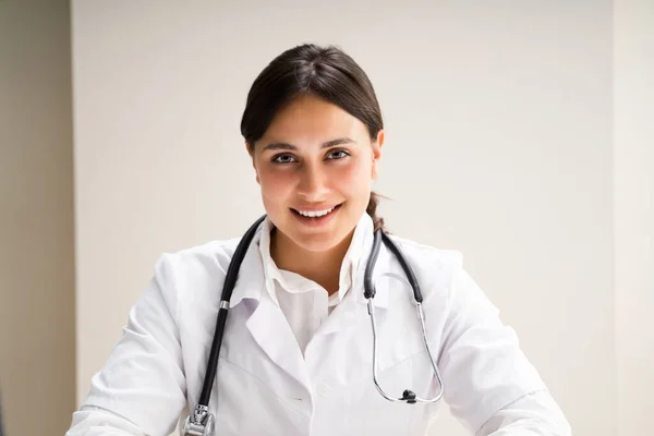 Felice Medico Medico Donna Ritratto Guardando Webcam — Foto Stock