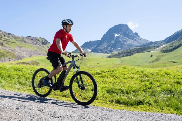 Man Riding Electric Mountain Bike Bike Alps — стоковое фото
