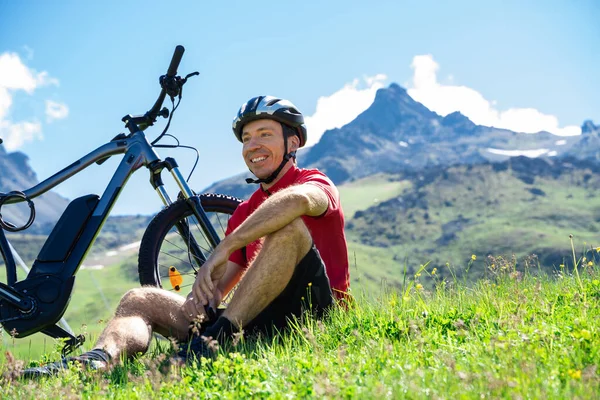 Велосипед Bike Австрії Чоловік Шоломі Гірським Велосипедом — стокове фото