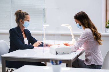 Çivi temizleme ve yüz maskeli manikür servisi.