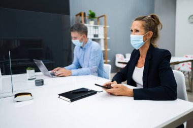 Yüz Maskesi Ofisi Sosyal Mesafe Toplantısı veya Görüşmesi
