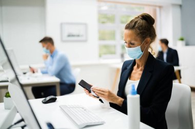 Akıllı Telefon Gadget 'ı temizliyorum. Cep Telefonu Ekranı Siliniyor