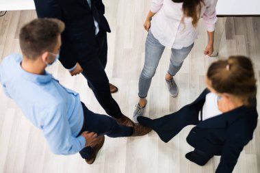 Ayaklara vurmaktan kaçınmak ve grip veya gribi durdurmak için selam verin.