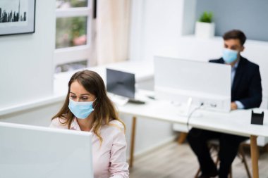 İş Takımı Eğitimi. Yüz Maskesiyle Bilgisayar Üzerinde Çalışmak