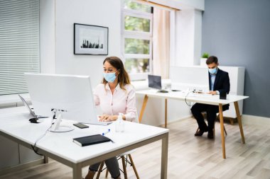 İş Takımı Eğitimi. Yüz Maskesiyle Bilgisayar Üzerinde Çalışmak
