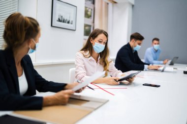 Sosyal Mesafeyle Ofis Toplantısı 