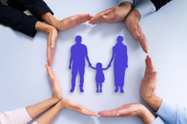 Aileyi koruyan bir grup insan. Güvenlik ve Sigorta