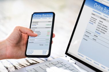 Çevrimiçi Bankacılık Dengesi Cep Telefonu ve Laptop 'ta