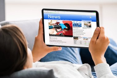Evde Tablet Bilgisayar Ekranından Haberler İzleniyor