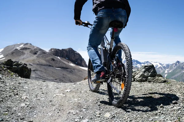 Man Riding Electric Mountain Bike Sau Bike Alpi — Fotografie, imagine de stoc