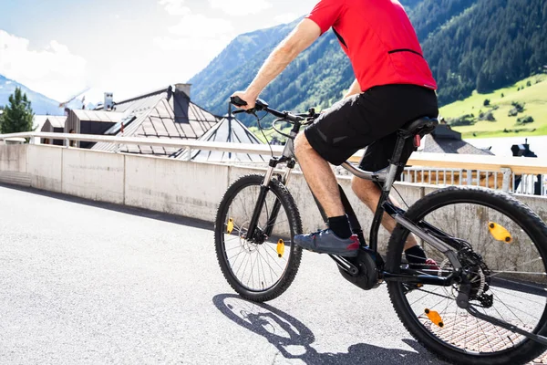 Hombre Montando Bicicleta Ciudad Bicicleta Eléctrica Verano — Foto de Stock