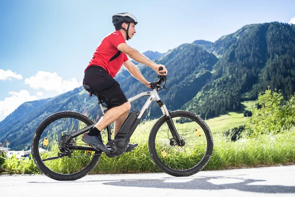 Man Riding Electric Mountain Bike Bike Alps — стокове фото