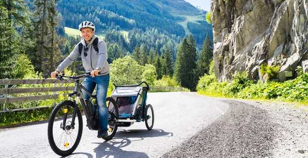 Mężczyzna Rowerem Elektrycznym Mtb Kid Trailer Training — Zdjęcie stockowe