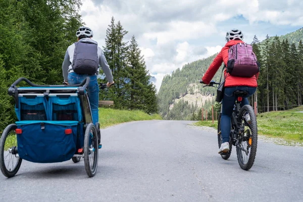 Rodzina Rowerem Elektrycznym Mtb Kid Trailer Training — Zdjęcie stockowe