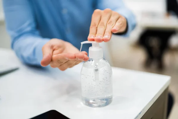 Homem Usando Álcool Rub Gel Desinfetante Handwash — Fotografia de Stock