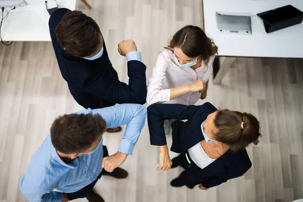 Anställda Gör Armbåge Bula För Att Undvika Influensa Och Stoppa — Stockfoto