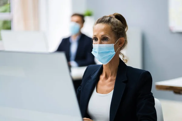 Business Team Training Working Computer Face Mask — Stock Photo, Image
