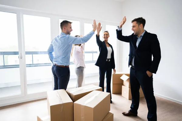 Verhuizing Van Het Kantoor Glimlachende Leidinggevenden Maken High Five — Stockfoto