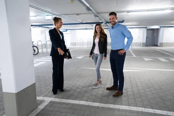 Casal Olhando Para Lugar Estacionamento Garagem Com Agente — Fotografia de Stock