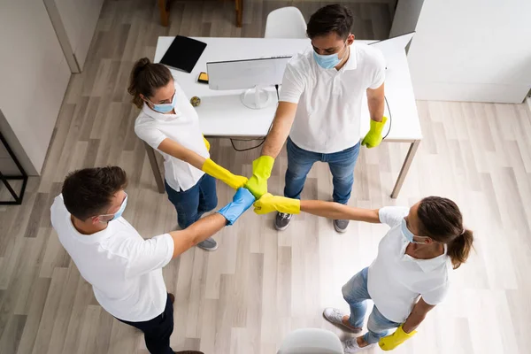 Professionele Office Cleaning Conciërge Team Geest Huddle Met Gezichtsmaskers — Stockfoto