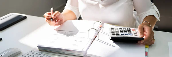 Lady Rechnungsstellung Wirtschaftsprüfer Mit Taschenrechner — Stockfoto