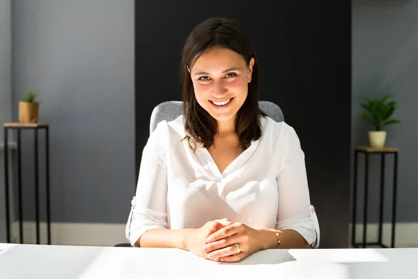 Ung Glad Affärskvinna Video Conferencing Call — Stockfoto