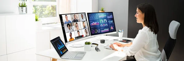 Het Bekijken Van Video Conferentie Zakelijke Webinar Computer — Stockfoto