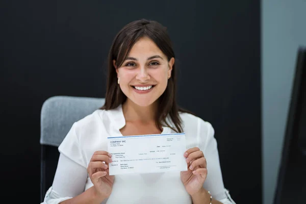 Cheque Folha Pagamento Mulher Segurando Paycheck Seguro Cheque — Fotografia de Stock