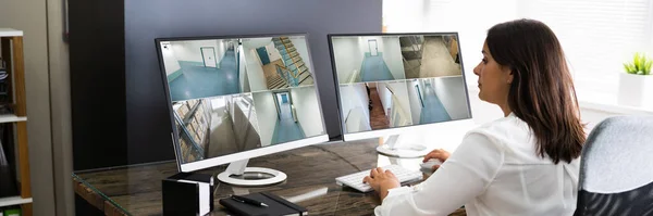 Geschäftsfrau Beobachtet Cctv Aufnahmen Des Büroinnenraums Computer Arbeitsplatz — Stockfoto
