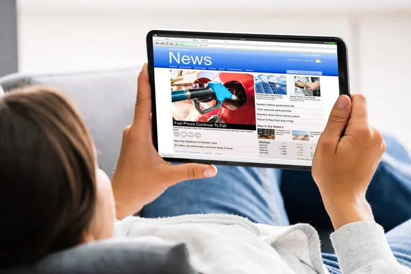 Kijken Naar Nieuws Tablet Computer Screen Online Thuis — Stockfoto