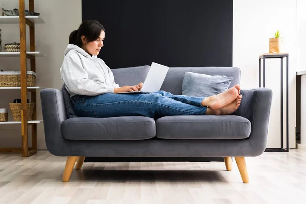 Kvinnor Som Använder Dator Laptop Soffan Eller Soffan — Stockfoto