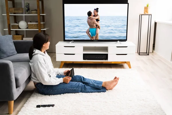 Senhora Ver Televisão Mulher Perto Sofá Segurando Tablet — Fotografia de Stock