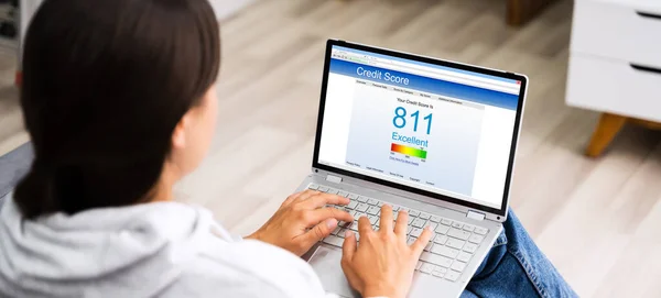 Het Controleren Van Credit Score Ranking Laptop Computer — Stockfoto