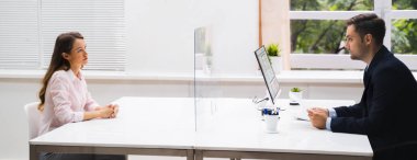 Genç kadın danışman ya da yüz maskeli avukat ile buluşuyor.