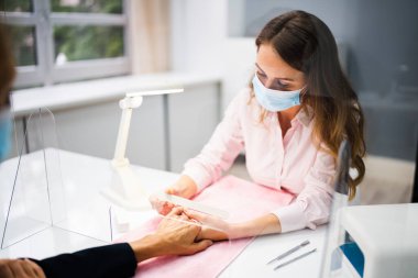 Çivi temizleme ve yüz maskeli manikür servisi.