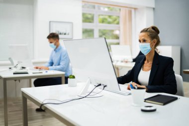 İş Takımı Eğitimi. Yüz Maskesiyle Bilgisayar Üzerinde Çalışmak