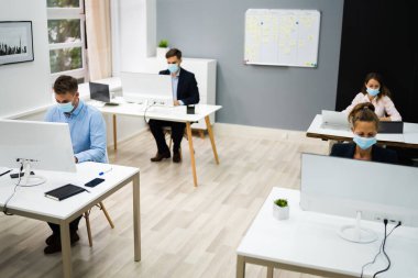 İş Takımı Eğitimi. Yüz Maskesiyle Bilgisayar Üzerinde Çalışmak